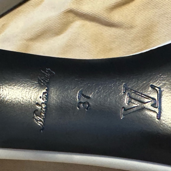 Louis Vuitton Shoes | Louis Vuitton
Calfskin Call Back Heels White Size 37 - Picture 2 of 11